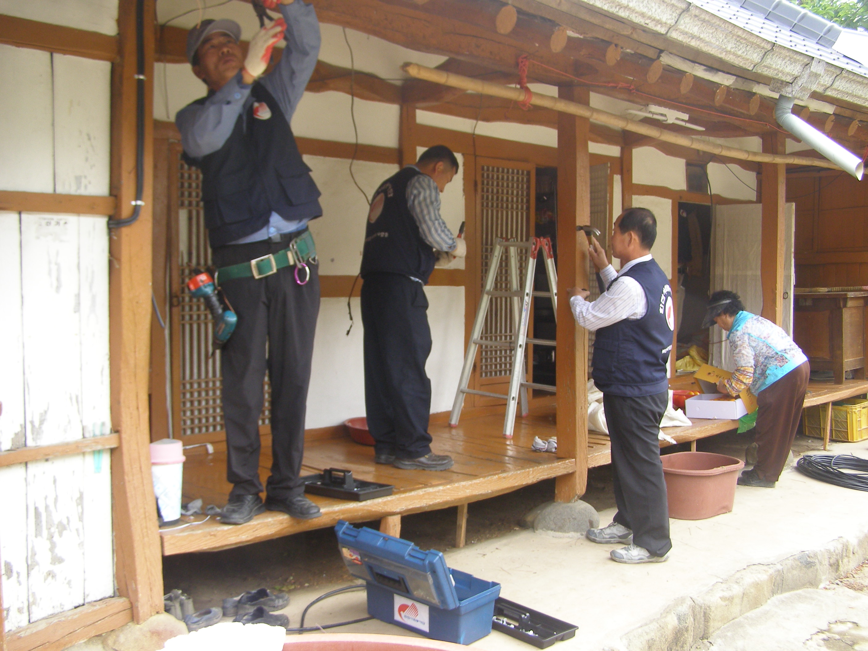 통영지점, 불우이웃 전기설비 교체